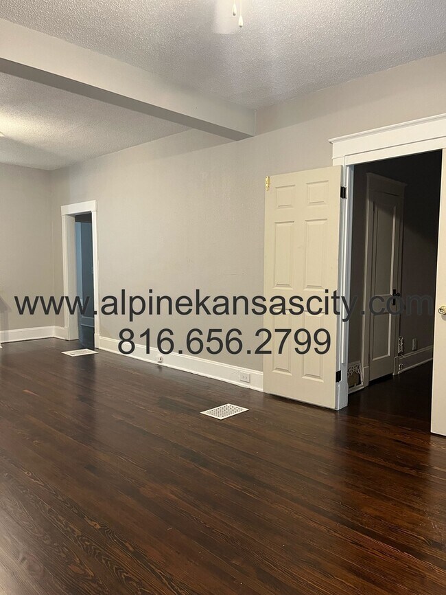 Foto del edificio - Updated Bungalow in Center District!