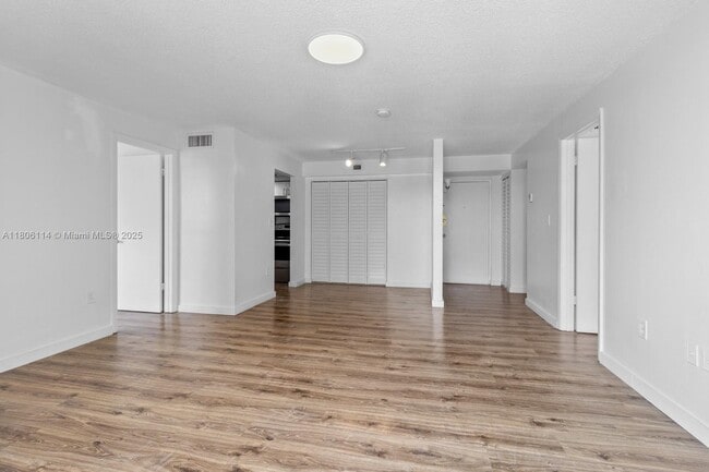 Foto del edificio - 1720 NW N River Dr