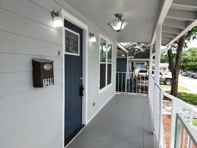 Foto del edificio - *COMING SOON* Charming 3BR/2BA Home with Covered Porch & Stainless Steel Appliances!