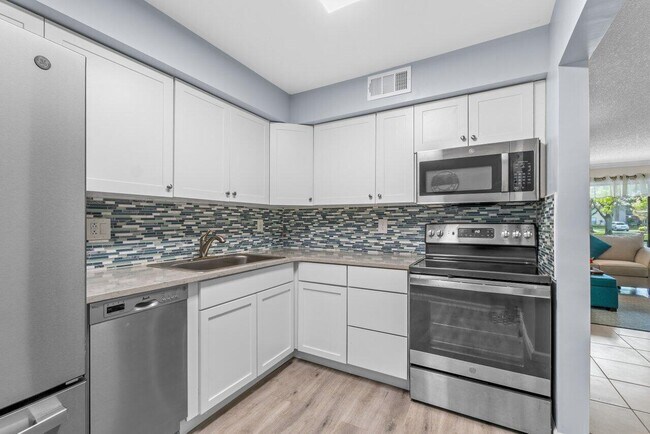 Building Photo - 9810 Pineapple Tree Dr