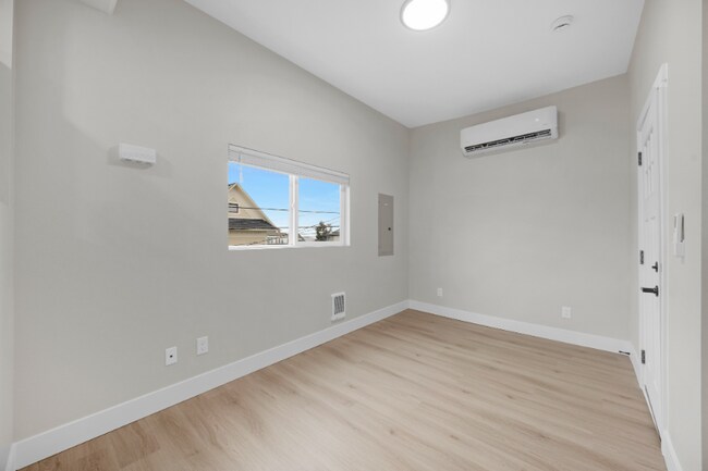 Building Photo - 1412 23rd St NE