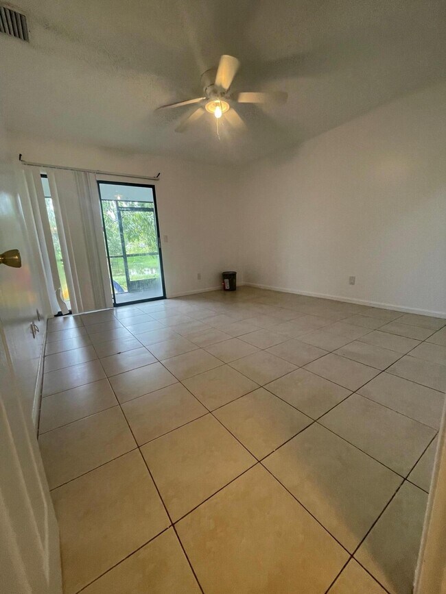 Foto del edificio - 496 Glenwood Dr