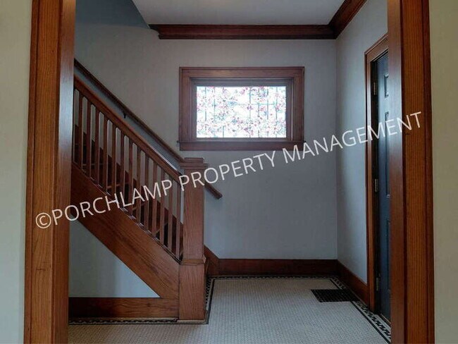 Foto del edificio - 613 Pine Ave NW
