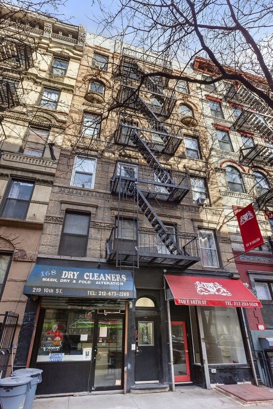 Building Photo - 219 E 10th St