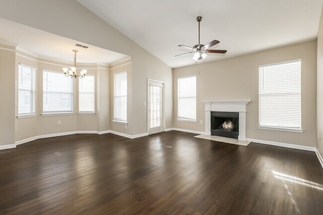 Foto del edificio - 17980 Villa Creek Dr
