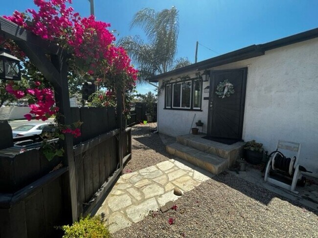 Building Photo - Cozy 2 Bed, 1 Bath *PLUS BONUS ROOM* Cotta...