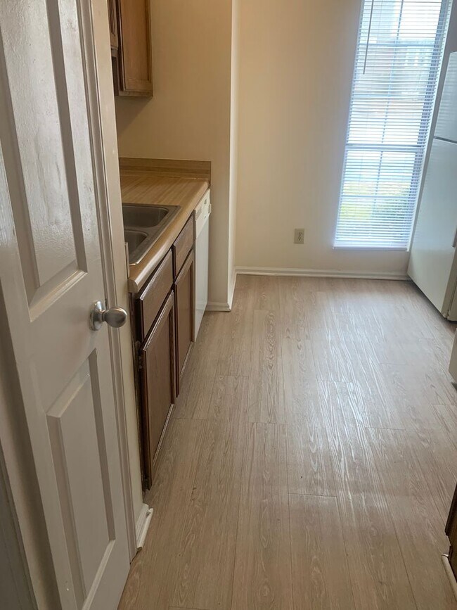 Foto del edificio - Great location off Millbrook near 70! 2 Bedroom ~2 bath~ pets negotiable! No HOA!