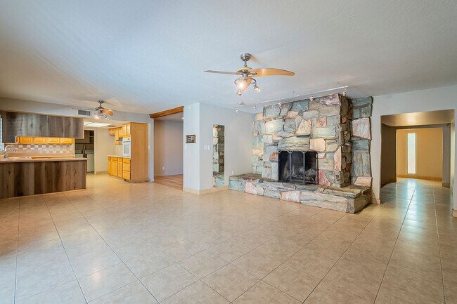 Building Photo - Move in Ready! 3 Bedrooms, 3 Bathrooms & P...
