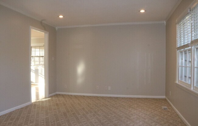 Foto del edificio - Spacious 3 bedroom, 2 bath brick ranch wit...