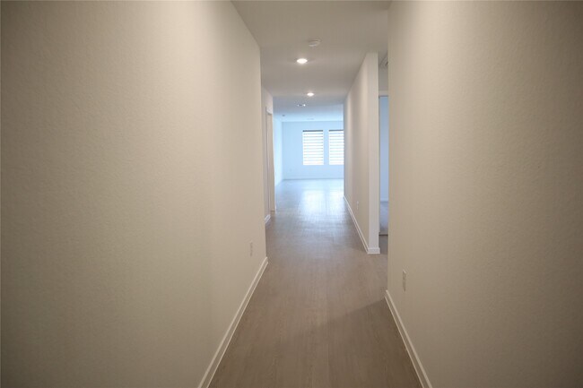 Building Photo - 216 Lantana Ln