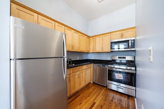 Foto del edificio - 74 Mallory Ave