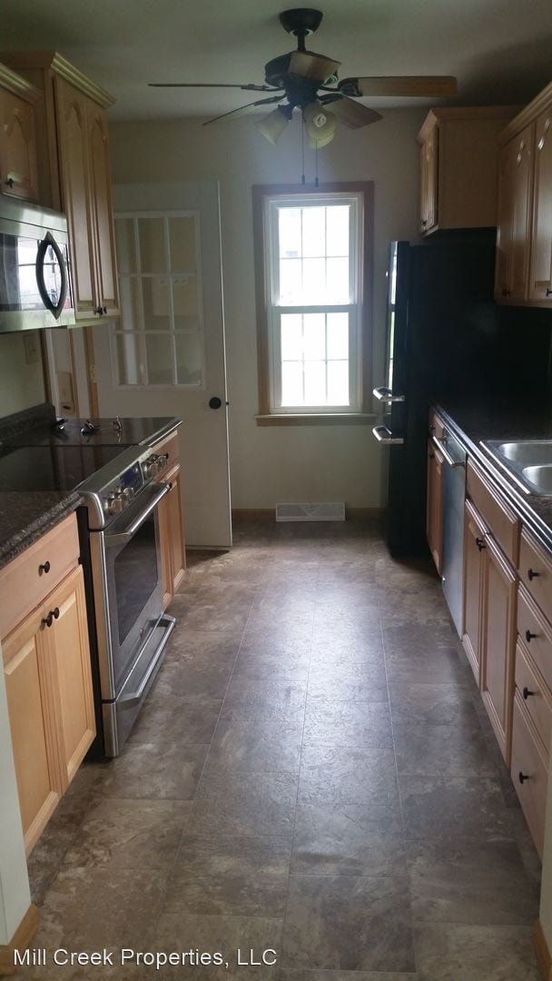 Building Photo - 3 br, 2 bath House - 381 22nd Place