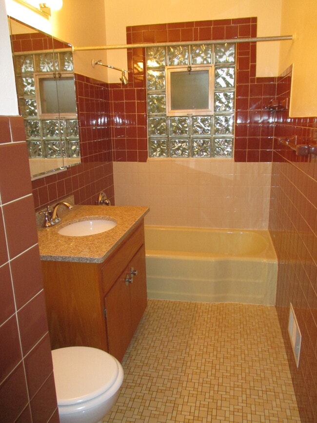 Full bath - 2710 S 68th St
