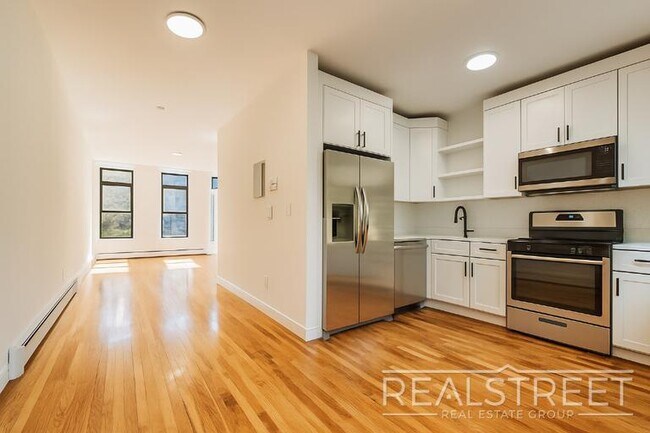 Foto del edificio - Charming 2 Bed 1.5 Bath Upper Duplex in Bu...