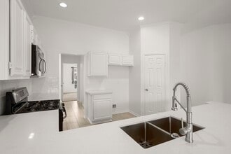 Building Photo - 16014 Lakestone Dr