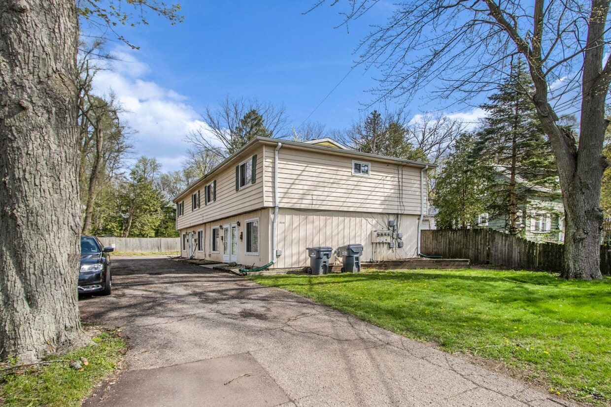 Building Photo - $1099- 2 Bedroom Townhome off Westnedge