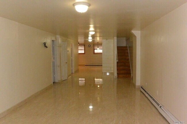 Building Photo - 102 Lewis Ave