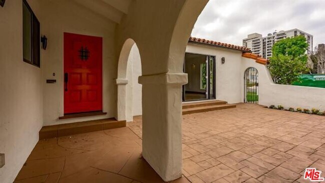 Foto del edificio - 10634 WELLWORTH Ave