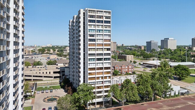 Building Photo - 410 W 7th St