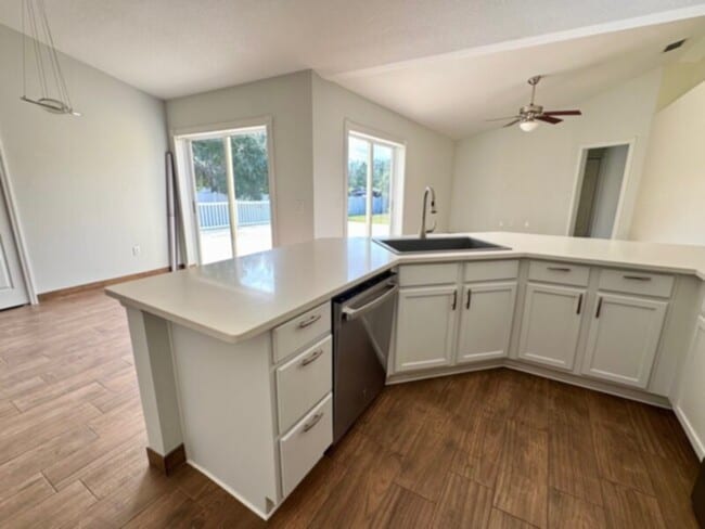 Foto del edificio - Stunning 4 Bedroom, 2 Bath Home with HUGE Patio &amp; Backyard