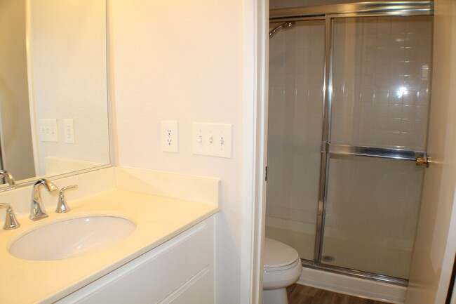 Building Photo - Dual Master 2B/2BA w/ Washer/Dryer, Reserv...