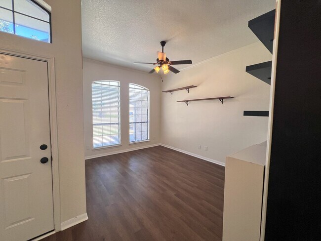 Building Photo - Gorgeous Craftsman home in well establishe...