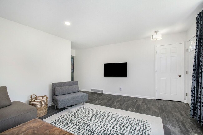 Foto del edificio - 6-8 months furnished 4 Bedroom 1.5 Bath