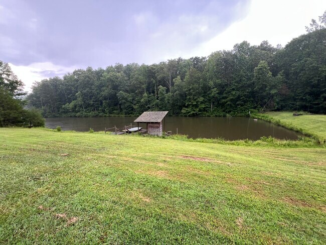 Foto del edificio - 396 Cunningham Rd