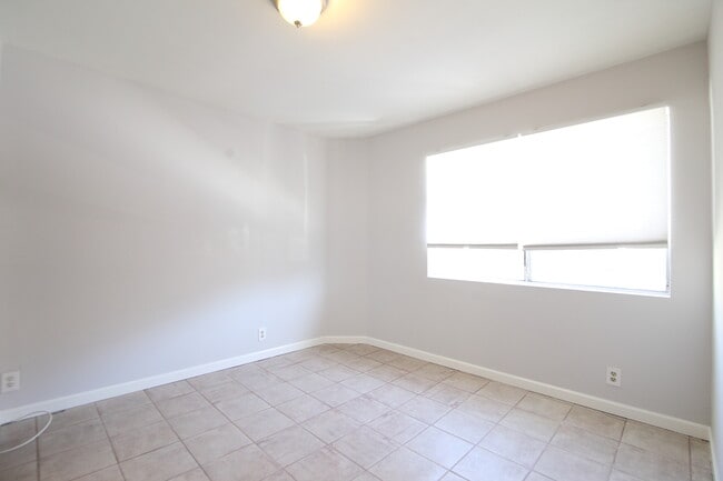 Building Photo - 736 Bernard St