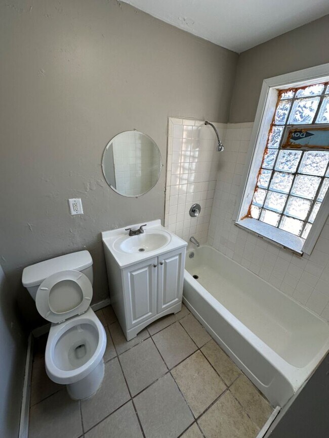 Foto del edificio - 2214-2220 W Hopkins St. (8 Unit)