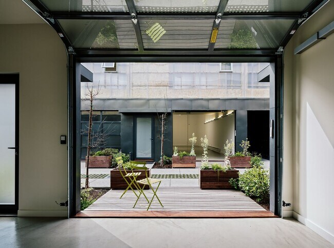 Building Photo - Bright Live-Work Studio  & Tall Ceilings o...