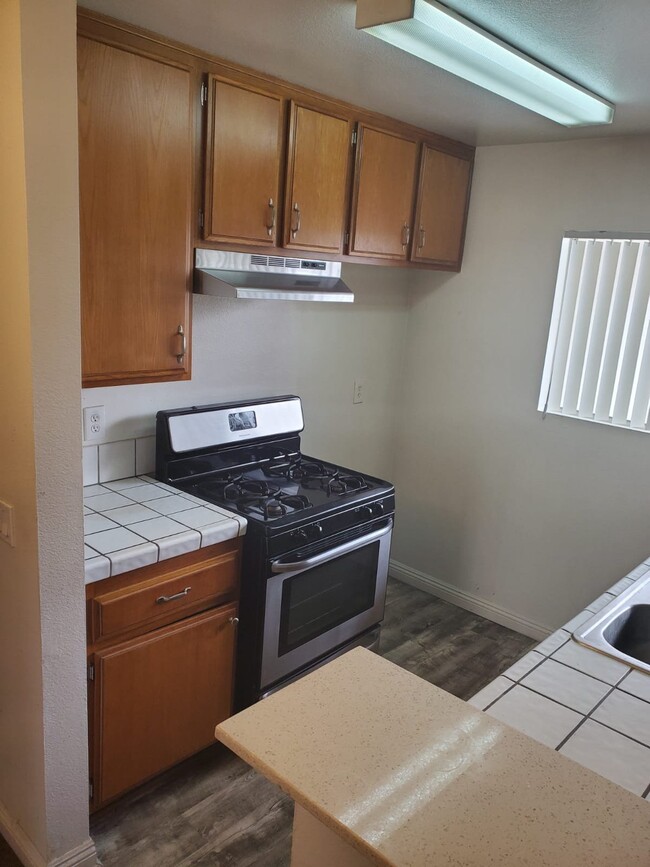 Photo - 14615 Burbank Blvd (Los Angeles, CA) Apartment