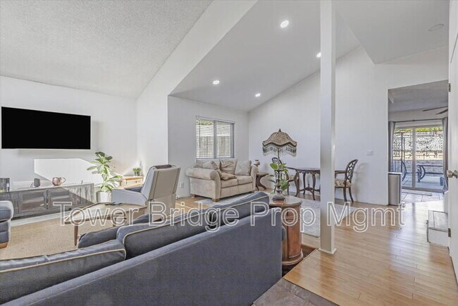 Foto del edificio - 5817 Esrig Way