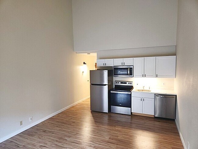 Building Photo - Perfectly Located Studio Apartment