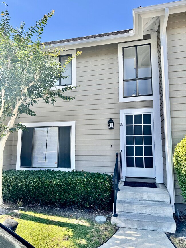 Building Photo - 700 W Walnut Ave