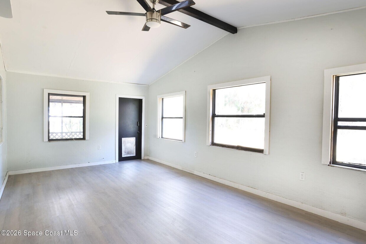 Building Photo - 317 Pineda St