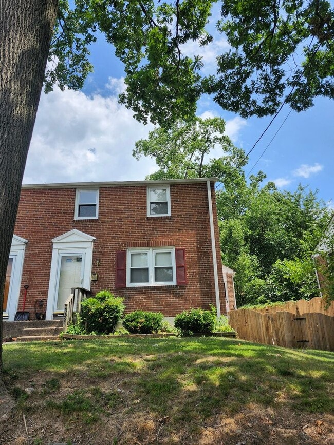Photo - Recently renovated 3-bedroom, 1.5 bath twi... House