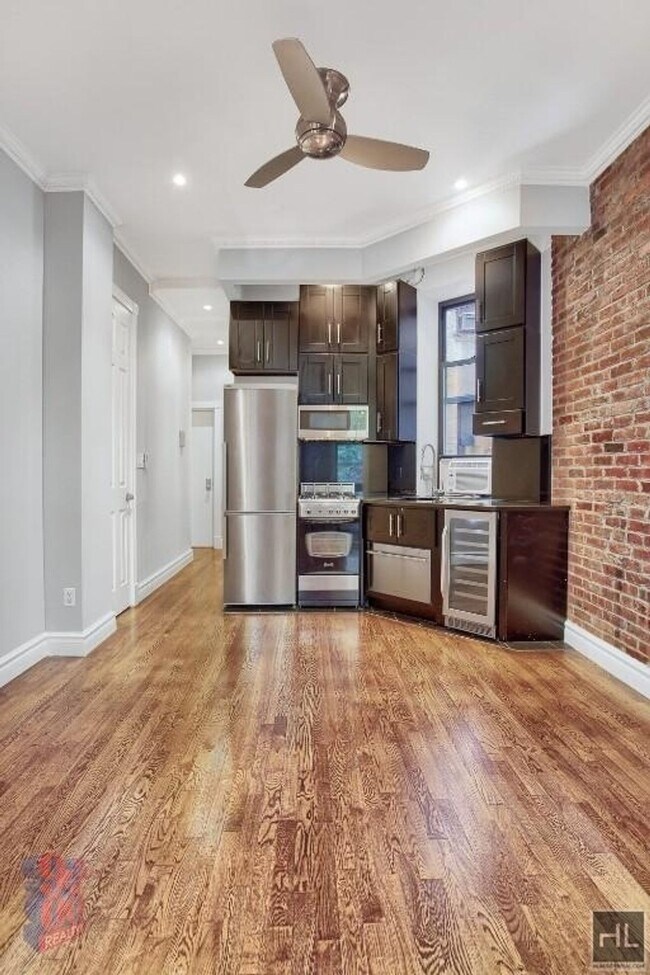 Building Photo - MOTT ST.