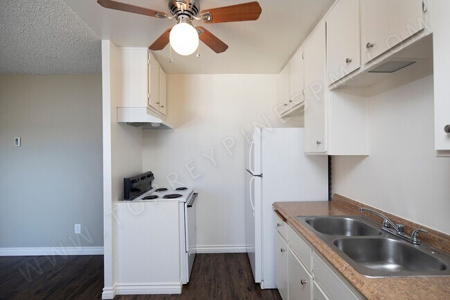 Building Photo - The Beach is Calling Your Name! 1br in Pac...