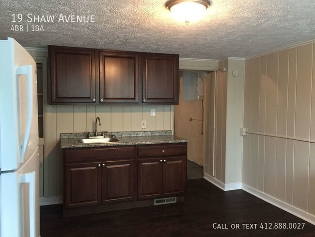 Building Photo - 4 bedroom 1 bath Mckees Rocks!