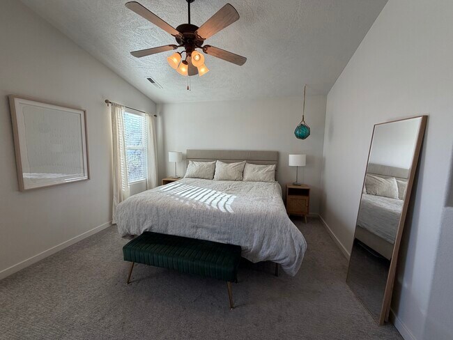 Dormitorio principal (cama king mostrada) - 559 E 300 S