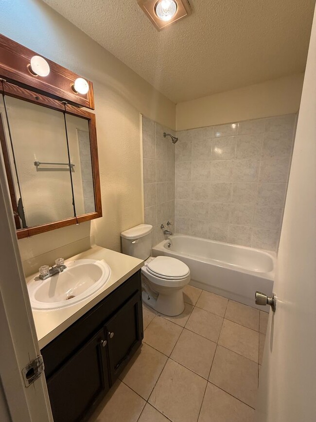 Building Photo - 3bd 2BA Townhouse
