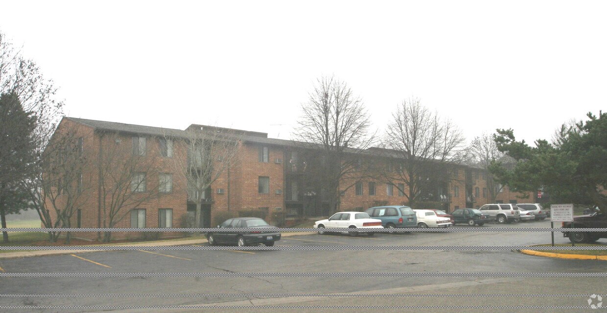 Rosewood Apartments Apartments in Round Lake, IL