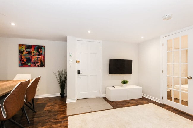 Building Photo - 8643 Rue Saint-Denis-SI ID1520405P