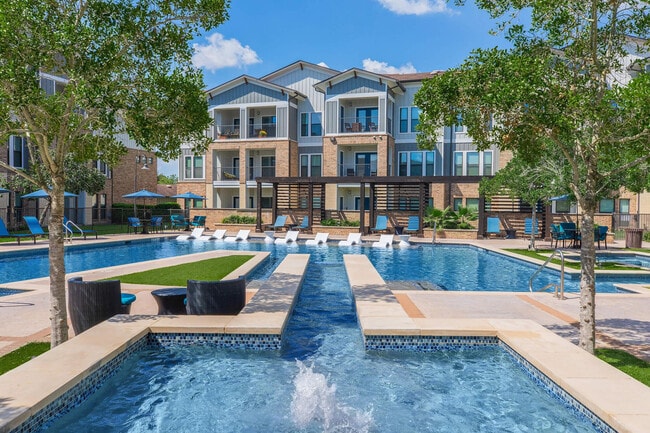 Piscina estilo resort - Parkside Apartments