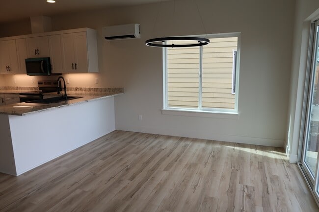 Building Photo - 376 Seven Oaks Ln