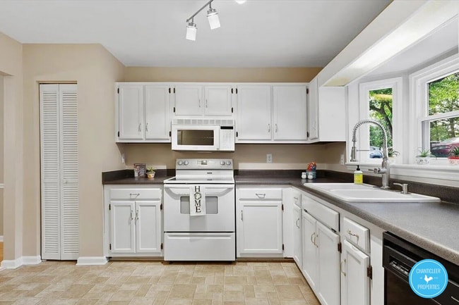 Building Photo - 5738-5733 3 Oaks Dr