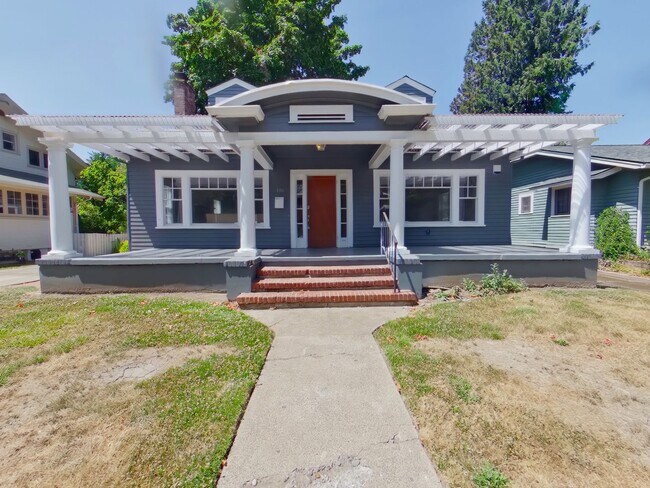 Building Photo - Gorgeous Campus Home, 5 Large Sized Bedrooms