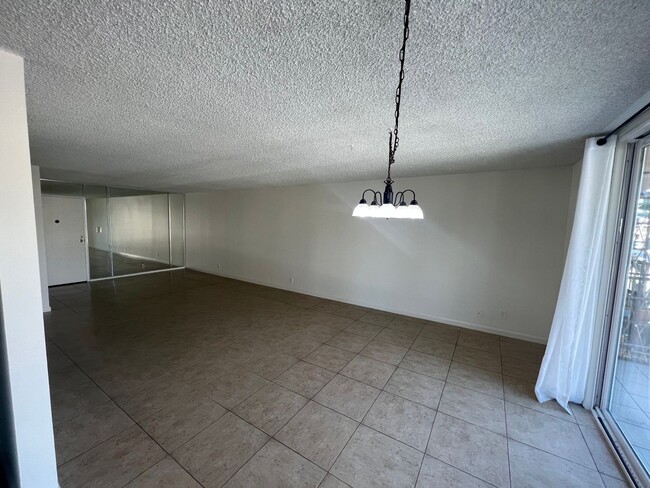 Building Photo - 2 Bedroom 2 Bath Spacious Condo For Rent in Long Beach Comes with Assigned Garage Space !