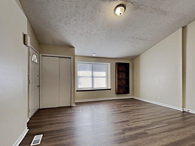 Foto del edificio - 4 bed 2 bath with large backyard in Greenw...